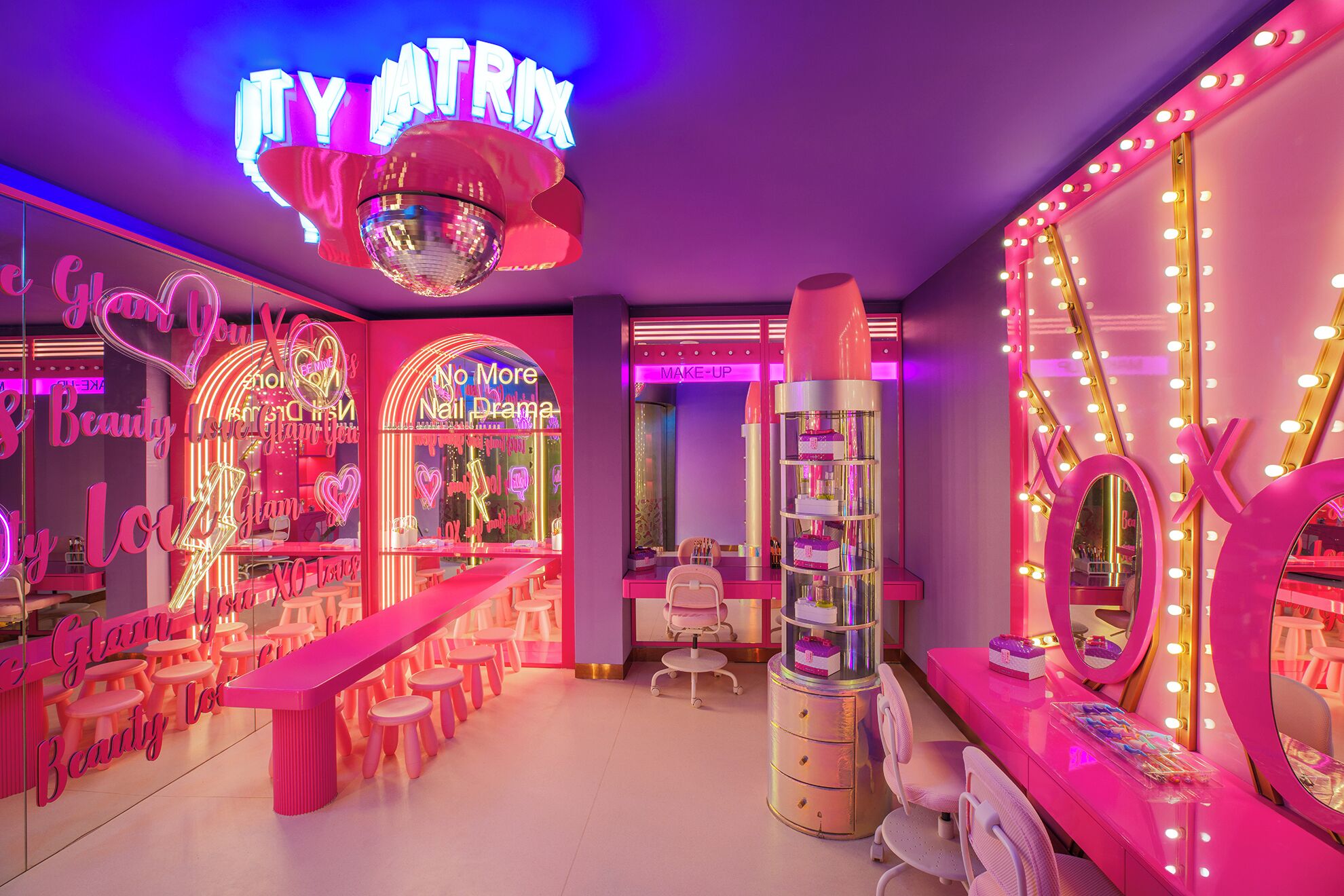 Ein hell erleuchteter Friseursalon mit Neonreklame, einer Discokugel und einem Frisierbereich mit Spiegeln und Beleuchtung.