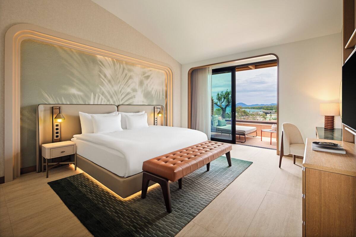 Premium bedding, minibar (free items), in-room safe, desk
