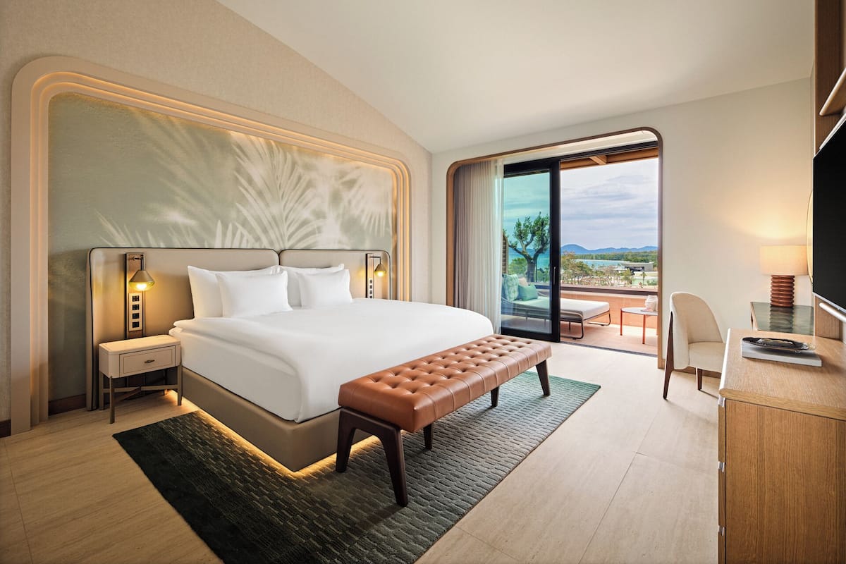 1 bedroom, premium bedding, free minibar, in-room safe