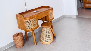 Un bureau en bois avec un téléviseur fixé au mur juste au-dessus.