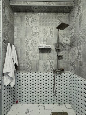 Haartrockner, Handtücher, Seife, Toilettenpapier
