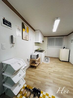 Réfrigérateur, four à micro-ondes, bouilloire électrique