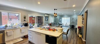 Stylish Small Ocean Home near Deer Park Train Station-Private Room