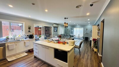 Stylish Small Ocean Home near Deer Park Train Station-Private Room