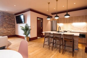 Suite, 4 soverom, ikke-røyk, kjøkken | Oppholdsområde