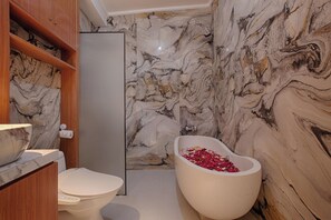 Comfort Villa, Courtyard View | Bathroom | Free toiletries, towels, soap, shampoo