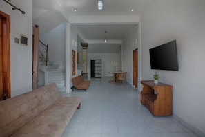 Comfort-Villa, Blick auf den Innenhof | Essbereich im Zimmer