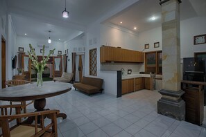 Comfort Villa, Courtyard View | Living area - Villa Calgary Seminyak (Seminyak)