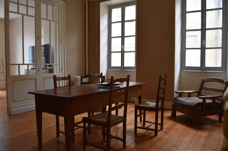 Speisen. Character apartment in city center