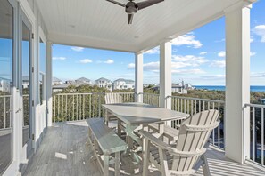 Outdoor dining - The Palmetto Blue by AvantStay | Steps to Beach, Ocean Views (Inlet Beach)