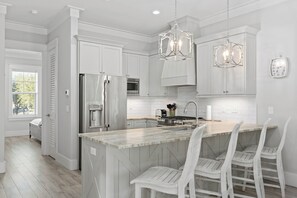 Fridge, microwave, oven, stovetop - The Palmetto Blue by AvantStay | Steps to Beach, Ocean Views (Inlet Beach)