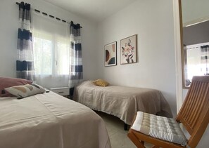 4 bedrooms, iron/ironing board, free WiFi, bed sheets