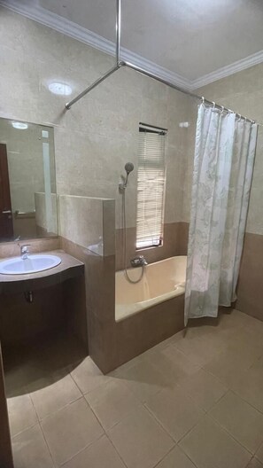 Villa, vue sur le jardin | Salle de bain | Articles de toilette (gratuits), savon, papier de toilette