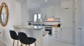 Kjøleskap, mikrobølgeovn, ovn og oppvaskmaskin