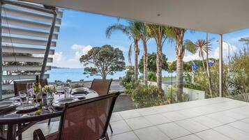 Căn hộ, 2 phòng ngủ, ban công, quang cảnh bãi biển | Hiên
