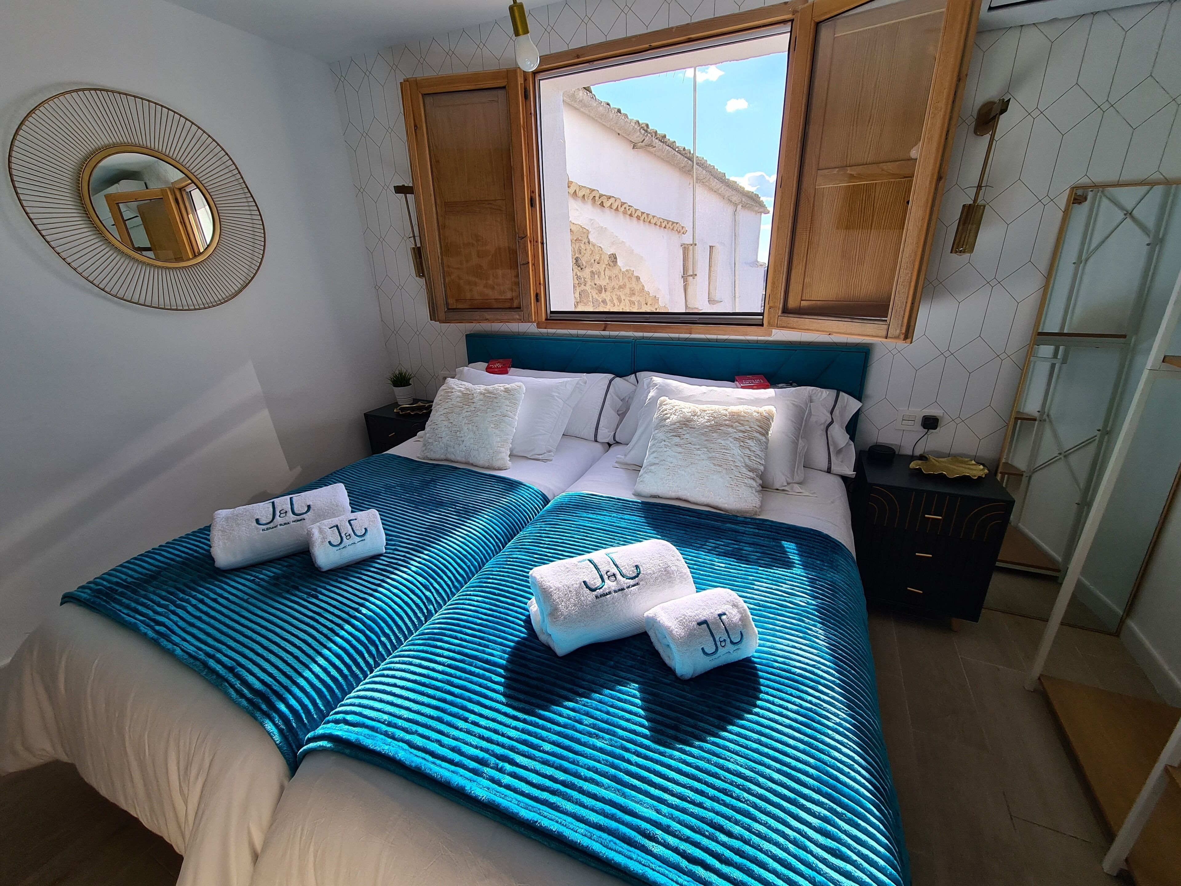 2 habitaciones, tabla de planchar con plancha, wifi y ropa de cama 