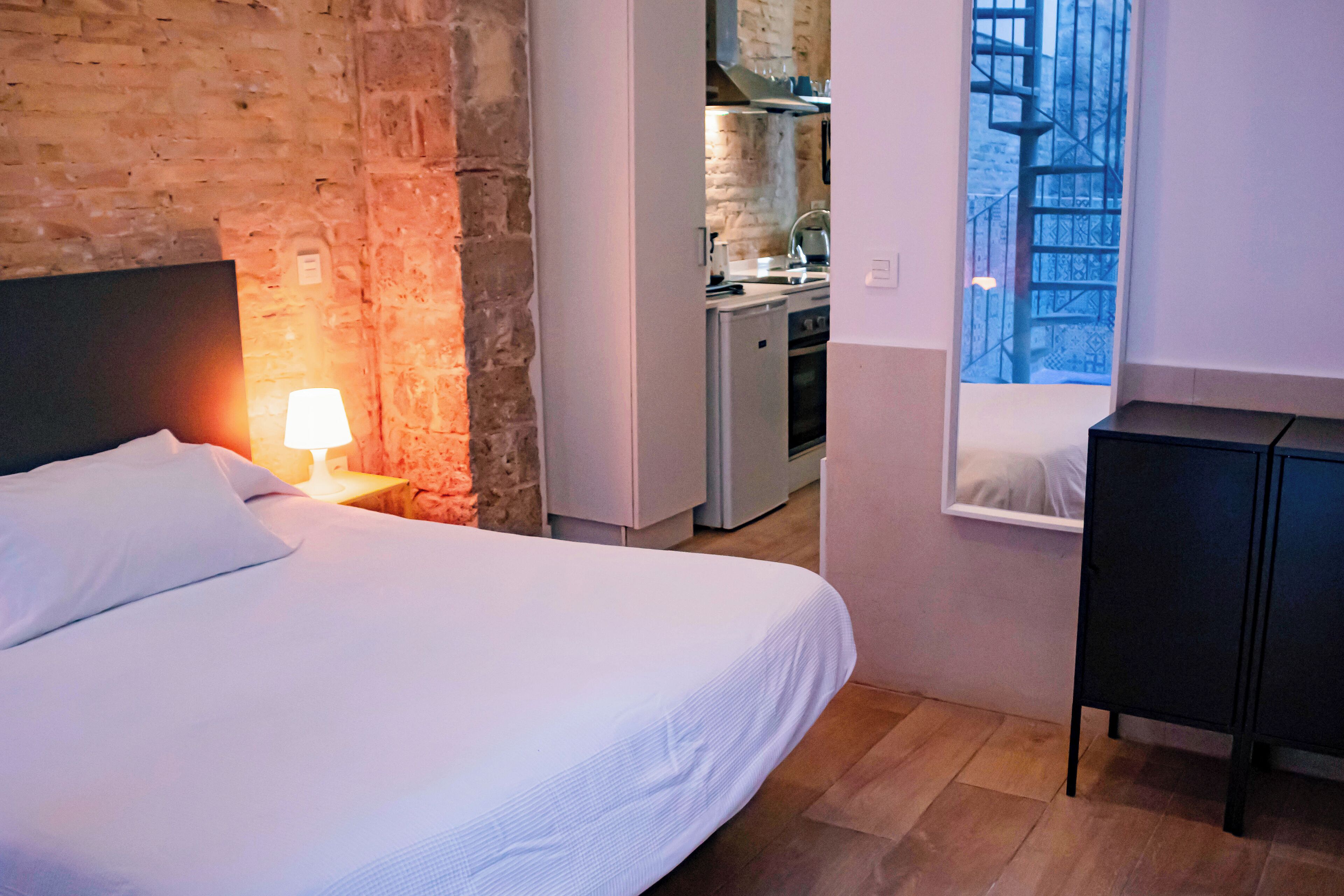 Een strijkplank/strijkijzer, wifi, beddengoed, rolstoeltoegankelijk