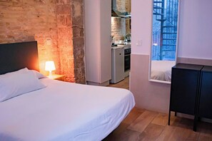 Tabla de planchar con plancha, wifi, ropa de cama