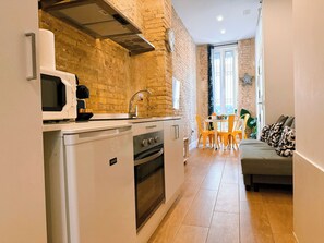 Frigorífico, microondas, horno y cafetera o tetera