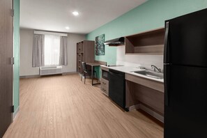 Room, 1 Queen Bed, Non Smoking | Desk, laptop workspace, free WiFi, bed sheets - ECHO Suites Extended Stay by Wyndham Houston Pasadena Fwy Pl  (Pasadena)