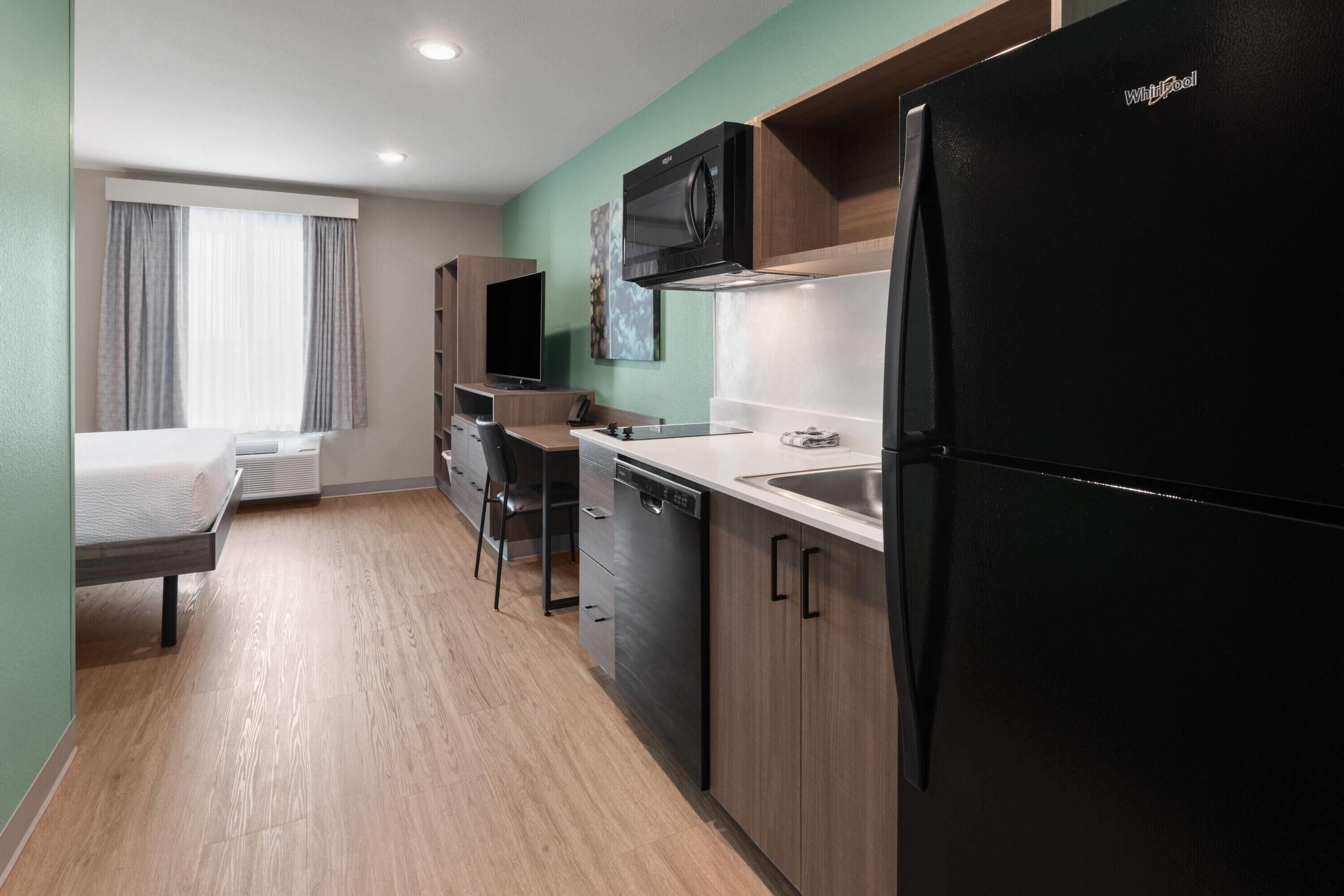Suite, 1 Queen Bed, Non Smoking | Desk, laptop workspace, WiFi (free), bed sheets