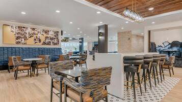 Breakfast and dinner served