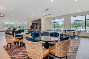 Petit déjeuner et dîner servis sur place