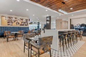 Breakfast and dinner served - Cambria Hotel Tampa-Brandon (Tampa)