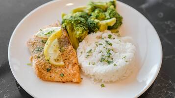 Un plato de salmón, brócoli y arroz blanco.