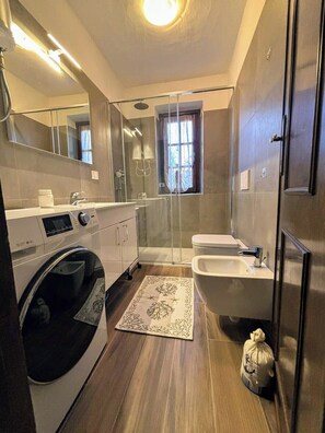 Dusche, Haartrockner, Bidet, Handtücher