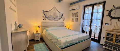 1 habitación, tabla de planchar con plancha, cuna de viaje y wifi