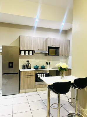 Microondas, horno, placa de cocina, lavavajillas