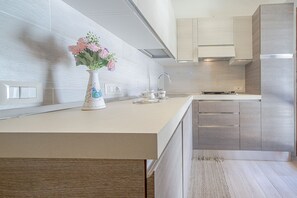 Fridge, stovetop, dishwasher, coffee/tea maker - Maison Rosabianca Country Escape, relaxation and nature near the Emerald Coast (Sardegna)