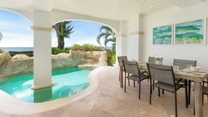 Vila, 2 quartos, piscina particular, vista para o jardim | Área de estar