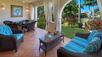 Biệt thự, 1 phòng ngủ, hồ bơi riêng, quang cảnh vườn | Khu phòng khách