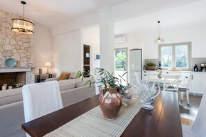 House | In-room dining