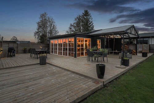 Super cozy holiday home in Nordic style in Høll