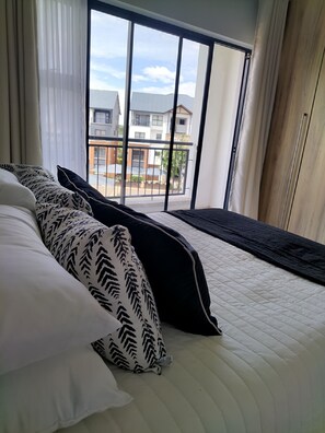 2 Schlafzimmer, Schreibtisch, Bügeleisen/Bügelbrett, Reisekinderbett