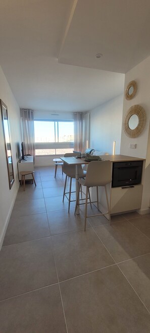 Dining - Cosy apartment large T1 of 32m2, direct access to the beach (Mauguio)