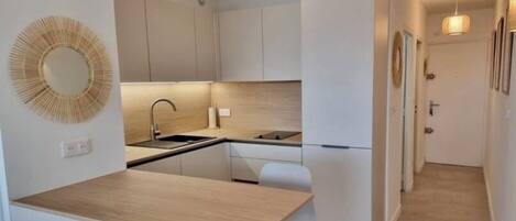 冷蔵庫、電子レンジ、オーブン、コンロ