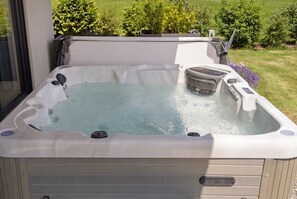 Outdoor spa tub - Apartment 'Riedheide, 130qm' with Private Terrace, Private Garden and Wi-Fi (Bad Wurzach)