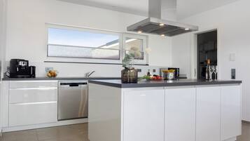 KĂŒhlschrank, Mikrowelle, Ofen, Herdplatte