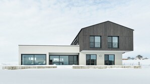 A modern two-story house with large windows and a flat roof. - Apartment 'Riedheide, 130qm' with Private Terrace, Private Garden and Wi-Fi (Bad Wurzach)