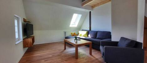 Fernseher, Tischtennisplatte, Stereoanlage