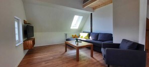 Televisie, een tafeltennistafel en een stereo