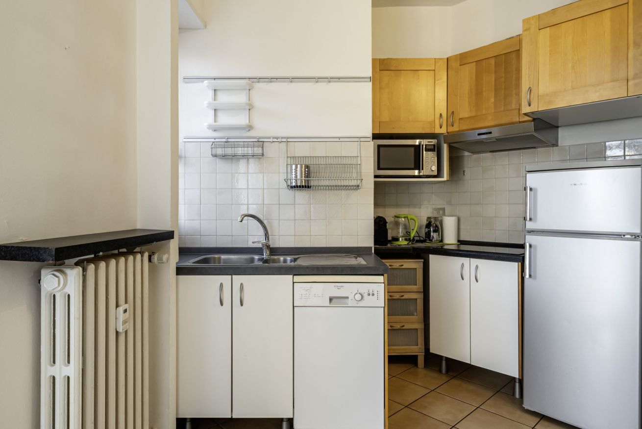 Geladeira, micro-ondas, cooktop, lava-louças