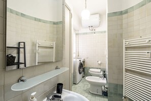 Douche, séchoir à cheveux, bidet, serviettes fournies