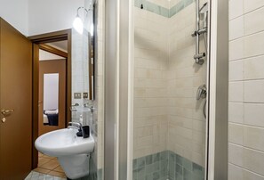 Shower, hair dryer, bidet, towels - GuestHost - Naviglio Pavese Comfortable Apt with Balcony! (Milano)