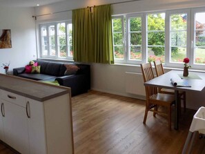 Televisio, pöytätennispöytä, stereot