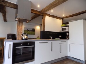 Fridge, microwave, oven, stovetop - Apartment 'Kleeblatt' with Private Terrace, Shared Garden and Wi-Fi (Finnentrop)